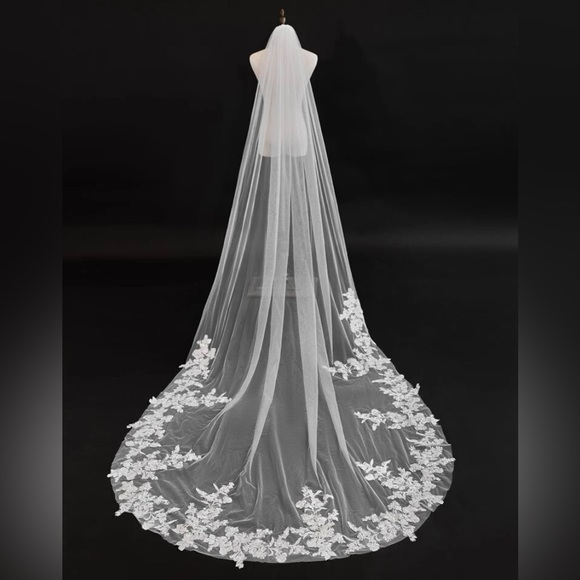 Elegant White Floral Lace Bridal Veil - Picture 1 of 5